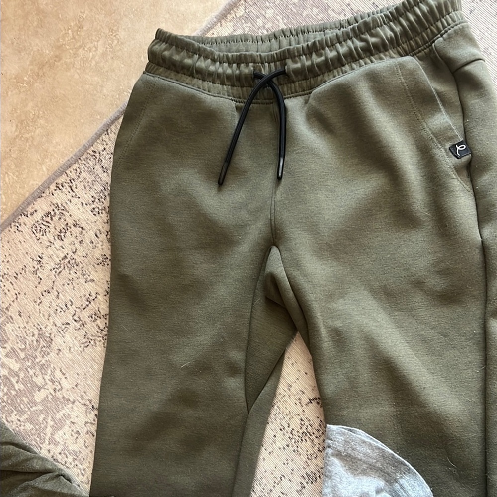 SIZE 8 Set, Jogger Pants and 2 Tees. - Picture 4 of 5